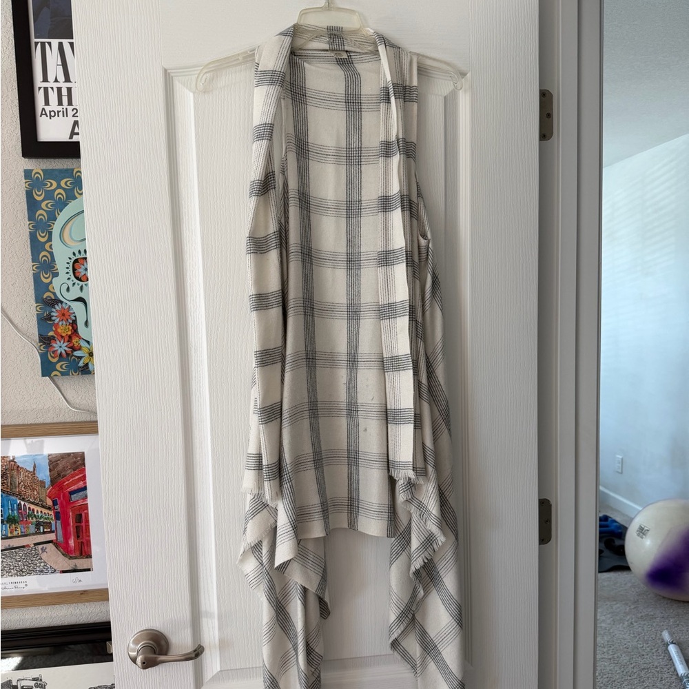 Francesca’s Plaid Open Front Duster Vest in white and Gray